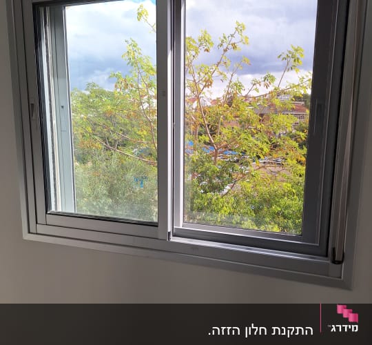 מסגרת חלון אלומיניום עם זכוכית שקופה